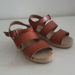 Girl's Old navy wedge sandals